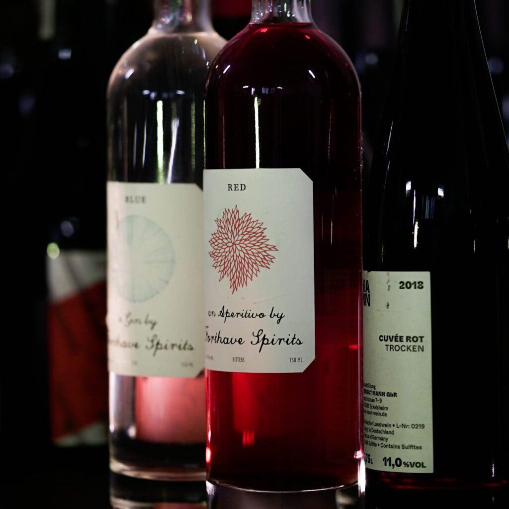 Fotografía de cerca de diferentes etiquetas de vinos naturales